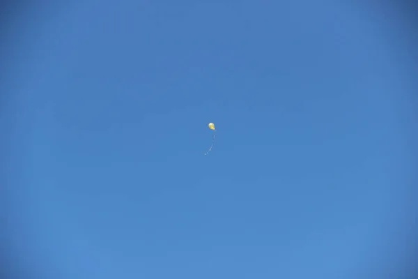 Gelber Luftballon Weit Weg Blauen Himmel — Stockfoto