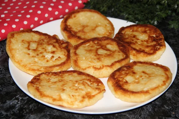 Gebratene Käsekuchen Stück Auf Einem Weißen Runden Teller Und Einem — Stockfoto