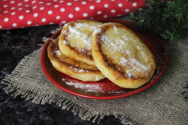 Hausgemachte Käsekuchen Aus Quark Mit Puderzucker Bestreut Auf Einem Roten — Stockfoto