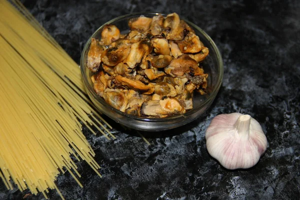 대리석 테이블에 반죽으로 껍질을 스파게티 마늘의 — 스톡 사진
