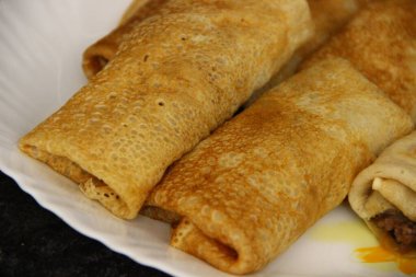 Doldurulmuş gözlemeler beyaz bir tabakta