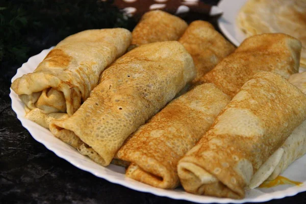 Gefüllte Pfannkuchen Mit Füllung Auf Weißem Teller — Stockfoto