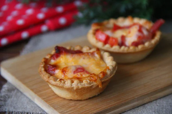 Tartlets Med Saftig Korv Tomater Och Ostfyllning Träskiva — Stockfoto