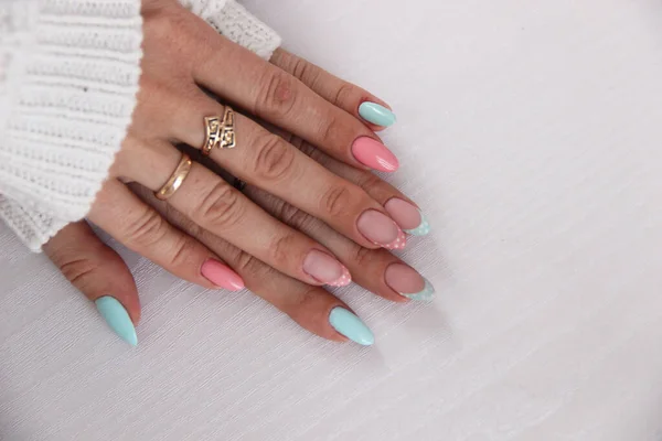 Handen Met Veelkleurige Manicure Roze Blauwe Stippen Een Witte Achtergrond — Stockfoto