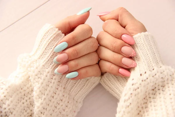 Handen Met Veelkleurige Manicure Roze Blauwe Stippen Een Witte Achtergrond — Stockfoto