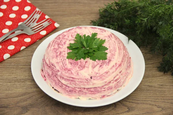 Salada Arenque Abaixo Casaco Peles Fundo Guardanapo Verde Vermelho — Fotografia de Stock