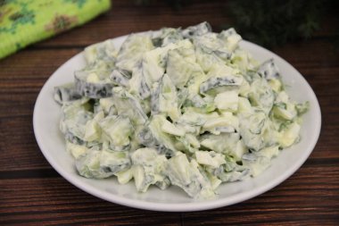 Ev yapımı salatalık ve mayonezli yumurta salatası.