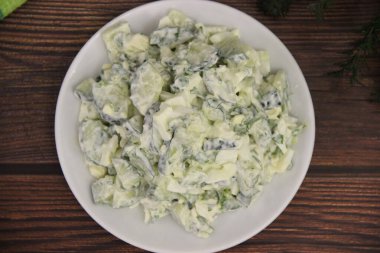 Ev yapımı salatalık ve mayonezli yumurta salatası.