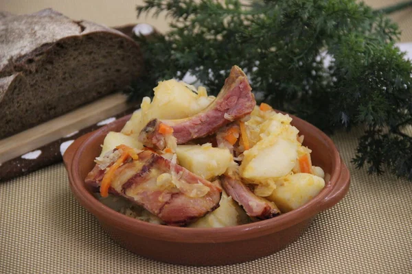 연기가 갈비와 집에서 감자와 양배추 — 스톡 사진