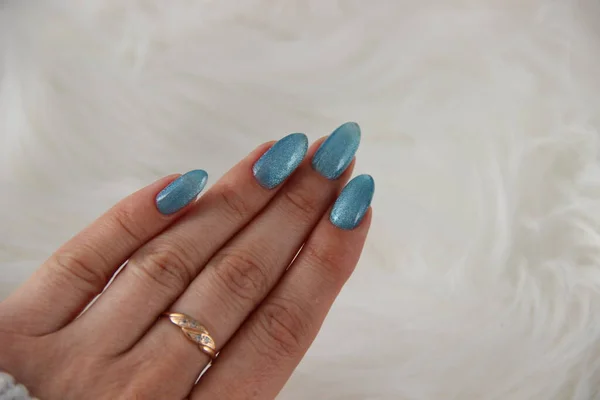 Pulido Gel Azul Manicura Las Mujeres Con Efecto Gato Cristal —  Fotos de Stock