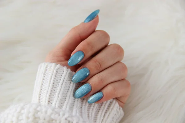 Pulido Gel Azul Manicura Las Mujeres Con Efecto Gato Cristal —  Fotos de Stock