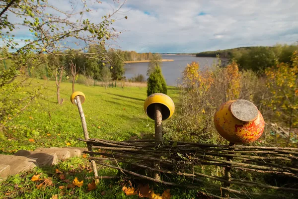 Barevné světlé hrnce na plotech před malebným výhledem na národní park Braslav Lakes. — Stock fotografie