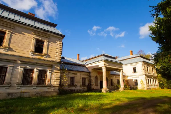 Old ruined historical house in golden autumn fall park — Stock Photo, Image