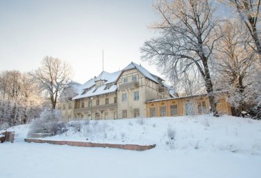 Klaipeda şehrinde tarihi bir otel ve konser salonunun eski sarayı. Soğuk kış günü ve güneşli hava.