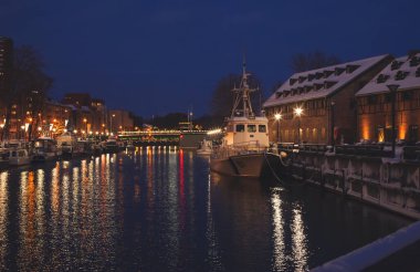 Klaipeda, Litvanya - 14 Ocak 2021. Eski bir kasaba, nehir ve tekneler kış karıyla kaplı, soğuk hava, boş sokaklar