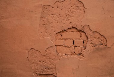 Eski kahverengi turuncu çizik, eski püskü sıva duvar ve boyanmış tuğla desen arka plan.