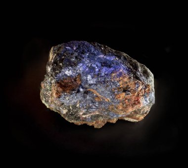 Rusya, Ural 'dan gelen klorit kayanın içindeki molibdenum minerali. Siyah üzerine izole edilmiş taştan bir fotoğraf. Jeoloji ya da mineroloji web siteleri, taş koleksiyonu kataloğu, Doğal Bilim Müzesi duvar haritaları için.