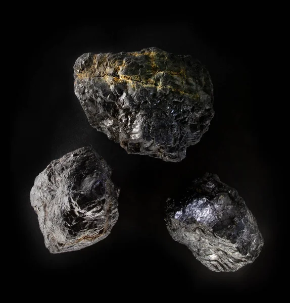 Donbass, Ukrayna 'dan bir antrakit sert kömür mineral külçesi. Siyah üzerine izole edilmiş taştan bir fotoğraf. Jeoloji minerolojisi web siteleri, taş koleksiyonu kataloğu, Doğal Bilim Müzesi duvarları.