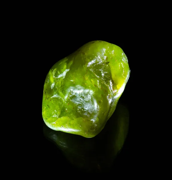 Çiğ yeşil nephritis yeşim taşı siyah arka planda izole Avusturya mineral nugget. Jeoloji mineraloji dergileri için web siteleri makalesi, Doğal Bilim Müzesi duvar çizelgeleri ve posterleri vs..