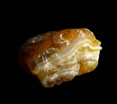 Rusya Novy Urengoy 'dan ham agate kuvars mineral külçeleri. Siyah üzerine izole edilmiş taşın arka plan fotoğrafı. Jeoloji minerolojisi web siteleri, taş koleksiyonu kataloğu, Doğal Bilim Müzesi duvar çizelgesi