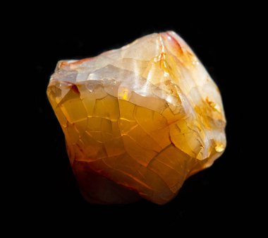 Rusya Novy Urengoy 'dan ham agate kuvars mineral külçeleri. Siyah üzerine izole edilmiş taşın arka plan fotoğrafı. Jeoloji minerolojisi web siteleri, taş koleksiyonu kataloğu, Doğal Bilim Müzesi duvar çizelgesi