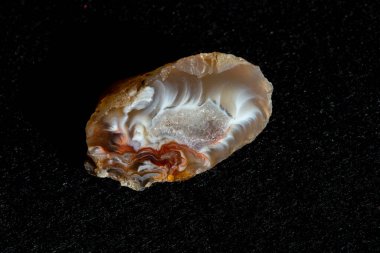 Çiğ agate kuvars mineralleri nugget içinde kristaller siyah arkaplan izole. Brezilya 'da bulundu. Jeoloji minerolojisi web siteleri, taş koleksiyonu kataloğu, Doğal Bilim Müzesi duvar çizelgesi.