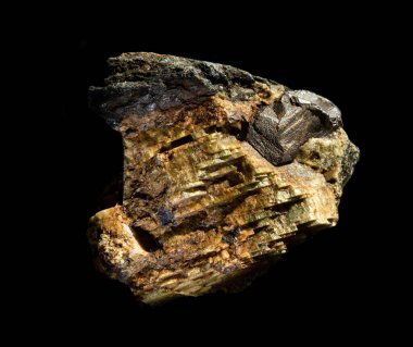 Sphalerite çinko cevheri. Siyah arka planda izole edilmiş mineral taşı. Jeoloji veya mineraloji web siteleri, taş koleksiyonu kataloğu, Doğal Bilim Müzesi duvar çizelgeleri veya posterleri için