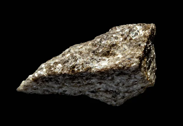 Siyah arka planda izole edilmiş parlak bir muscovite mika mineral lekesi. Jeoloji mineraloji dergileri veya web siteleri için taş koleksiyonu kataloğu