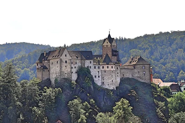 Mittelalterliche Burg Auf Einer Hohen Klippe — Stockfoto