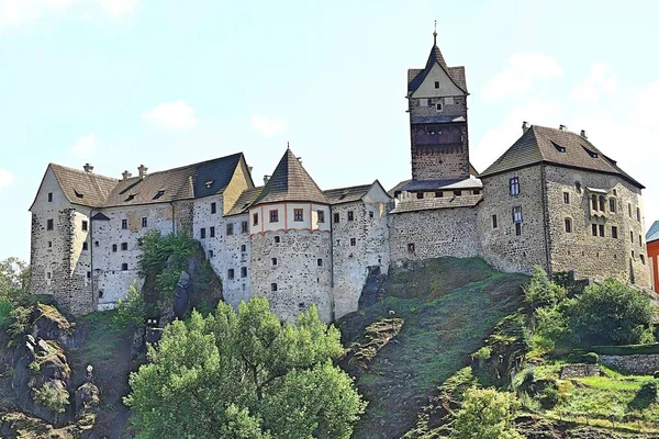 高い崖の上に中世の城 — ストック写真