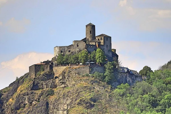 Средневековый Замок Вершине Высокой Скалы Лицензионные Стоковые Изображения