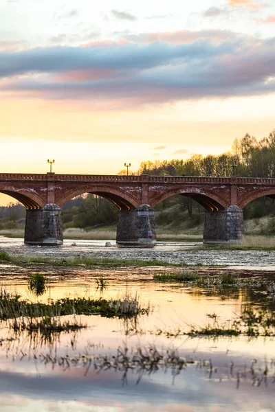 Späten Abend Sonnenuntergang Blick Auf Alte Historische Backsteinbrücke Über Den — Stockfoto