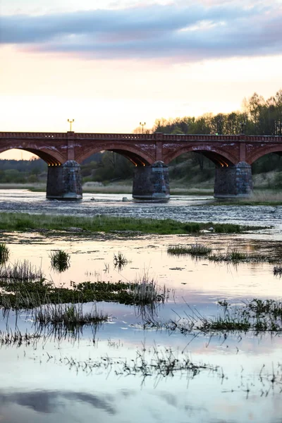 Akşam Üzeri Venta Nehri Üzerindeki Tarihi Tuğla Köprünün Manzarası Fotoğraf — Stok fotoğraf