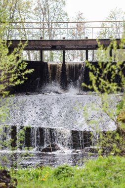 Eski nehrin yanındaki eski şelale. Fotoğraf Avrupa, Letonya 'da çekildi.