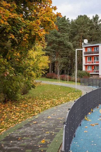 Lokaal Voetgangerspad Met Kinderspeelplaats Foto Genomen Een Warme Herfstdag — Stockfoto