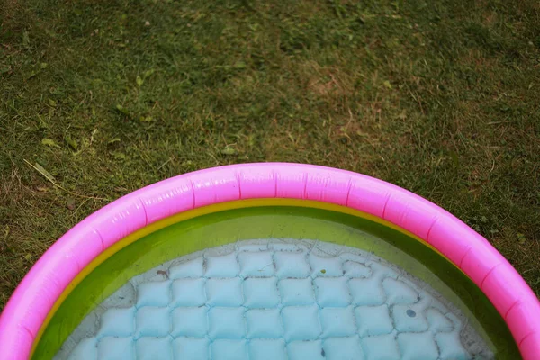 Vista Superior Crianças Pequenas Piscina Multi Color Com Água Suja — Fotografia de Stock