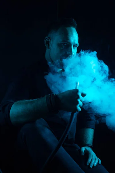 Homem Fumando Cachimbo Narguilé Tradicional Luz Azul Homem Brutal Exalando — Fotografia de Stock