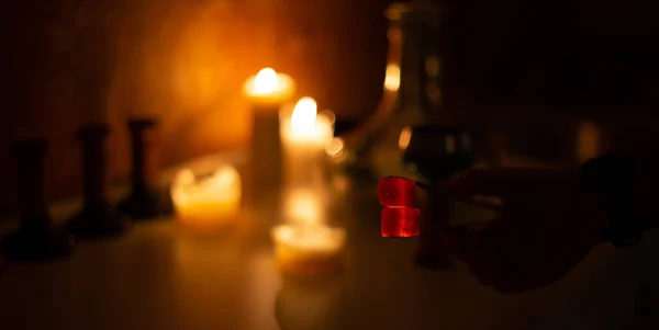 Nargile için sıcak kömürlü forseps ve mumlar. Romantik ortamda sigara içmek için nargile hazırlıyorum. Nargile bayrağı