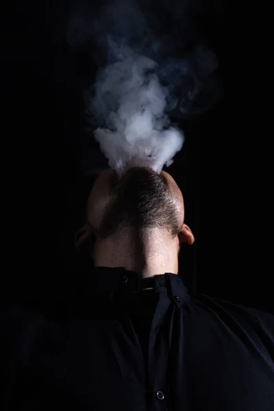男人在黑色背景下吸入蒸气 胡卡或电子香烟的烟雾 在Hookah休息室抽烟的男人 吸烟概念 — 图库照片