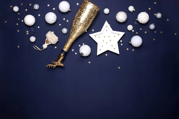 ネイビーブルーの背景にホワイトの装飾とゴールデンシャンパンとクリスマスバナー ボール 明るい星と鹿の持っていたボトルキャップと新年のお祝いのコンセプト — ストック写真