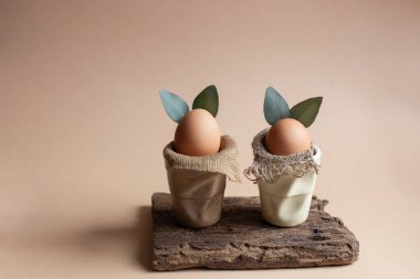 Kahverengi panoda bej arka planda paskalya yumurtaları var.