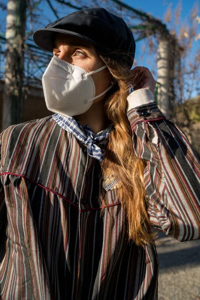 Gün batımında parkta maskeli bir kız.