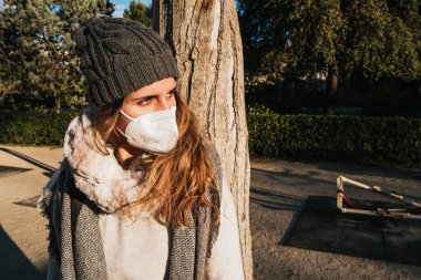 Parktaki maskeli kız..