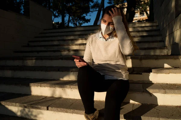 Maskeli kız parkta sohbet ediyor..