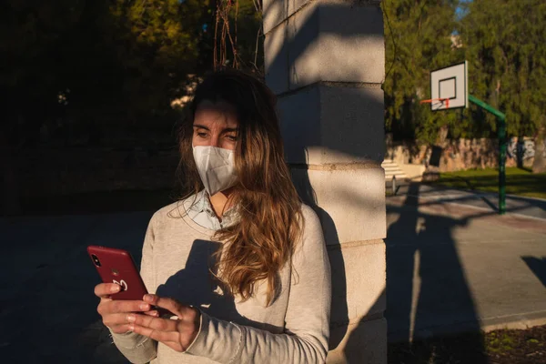 Maskeli kız parkta sohbet ediyor..