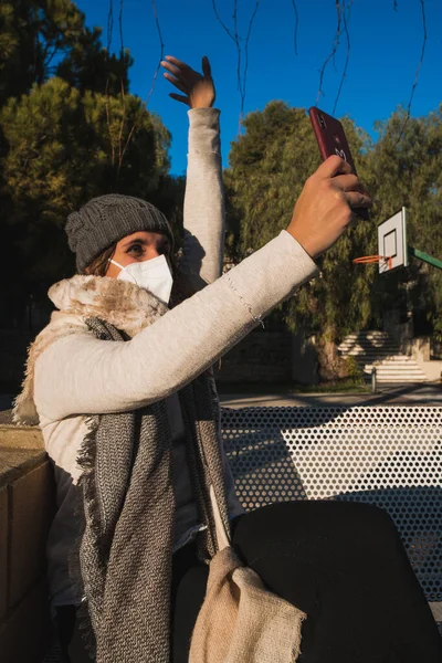 Maskeli kız parkta selfie çekiyor..