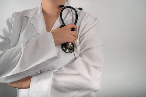 Sağlık ve tıbbi konsept. Elinde steteskop olan bir doktor ve hastalar hastaneye gidiyor..