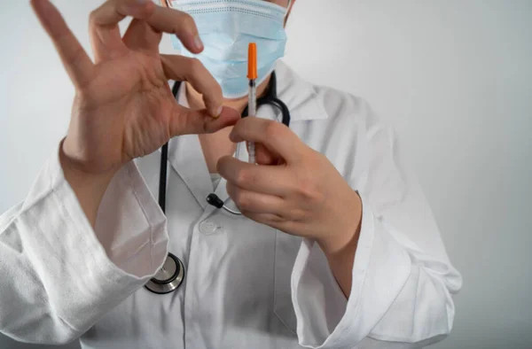 Aşılı doktor hastanede..