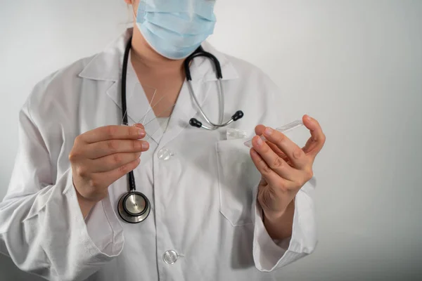 Maskeli doktor hastanede..