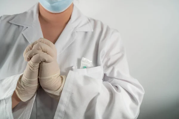 Doktor hastanede eldiven takıyor..